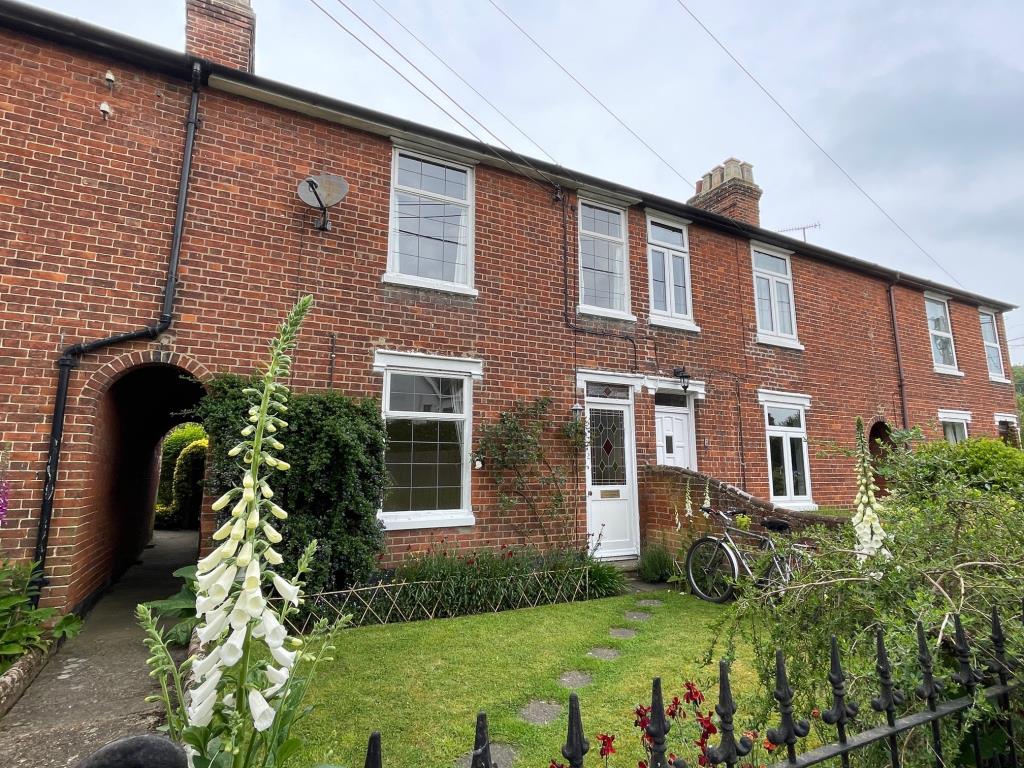 Lot: 20 - THREE-BEDROOM COTTAGE FOR IMPROVEMENT - Three bedroom terrace cottage in Woodbridge for improvement